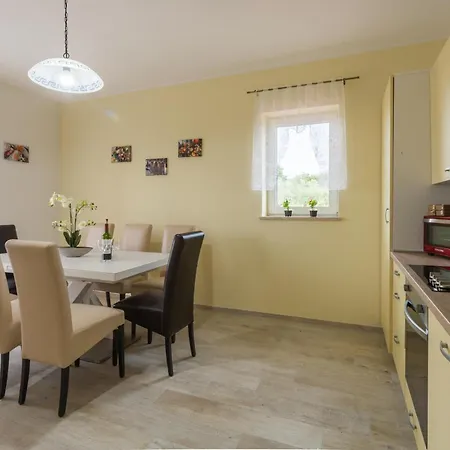 Apartment Pet Friendly In With Wifi Umag